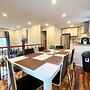 Chic Townhome With Garage Dt Mtl