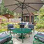 1 Mi to Lake: Hot Tub Haven in Pollock Pines!