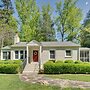 7 Mi to The Biltmore: 'Le Canard' Cottage w/ Porch