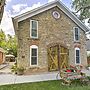 Charming Historic Condo - Walk to Downtown & UW