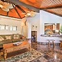Kailua-kona Home w/ Tropical Bar: Walk to Beach!