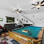 The Tree House With Hot Tub & Pool Table! 2 Bedroom Home by Redawning