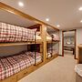 'the Fox House' Luxe Lincoln Home w/ Hot Tub