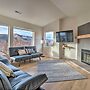 Chic Chelan Condo w/ Balcony, Walk to Lake & Dtwn!