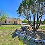 Hill Country Casita w/ Patio: 13 Mi to Dtwn Boerne