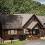 Idyllic Cabin w/ Hot Tub < 2 Mi to Dollywood!