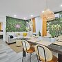 4 to 14 Guests, 2 Kitchens, Jungle Retreat BBQ Patio