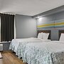 HomeTowne Studios by Red Roof & Conference Center Chicago – N Aurora/ 