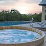 Spicewood Lodge W/pool, Hottub
