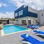 NEW 6 Bedroom Villa 2min Eagle Beach Palm Beach