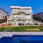 Clifftop Family Retreat With Views Pool
