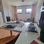 1 Bed Homey Two Floor Apartment - 200mbps Wi-fi!