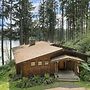 Goss Lake Chalet by Avantstay Lakefront w/ Dock