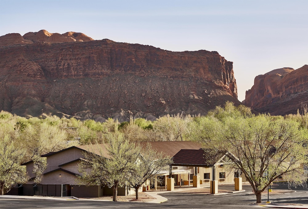 Slackline Moab, Outset Collection by Hilton