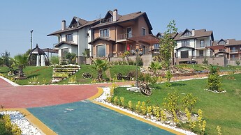 Bahceden Bir Gorunum Picture Of Asmali Bahce Butik Hotel Kartepe Tripadvisor