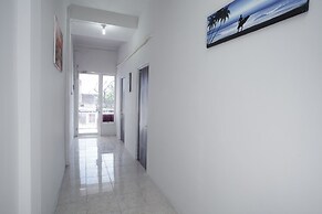 Hotel Reddoorz Plus At Wiyung Surabaya Indonesia Lowest - 
