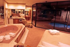 Hotel Sybaris Pool Suites Mequon United States Of America Sybaris Pool Suites Mequon