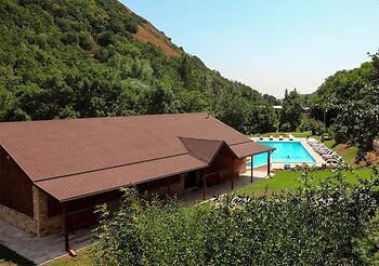 アルメニアのアルザカンにあるapricot Aghveran Resort 最低料金を保証します