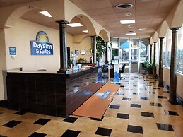 Days Inn & Suites by Wyndham Clovis