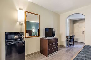 Econo Lodge Inn & Suites