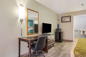 Econo Lodge Inn & Suites