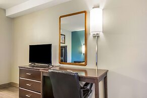 Econo Lodge Inn & Suites