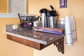 Econo Lodge Inn & Suites