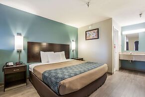 Econo Lodge Inn & Suites