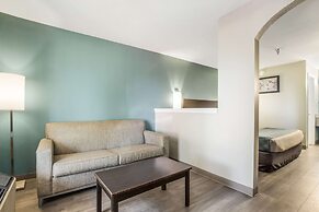 Econo Lodge Inn & Suites