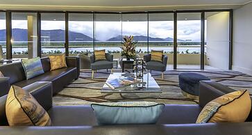 Hilton Cairns