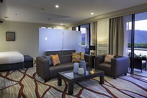 Hilton Cairns