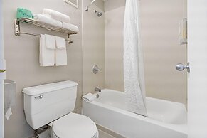 Clarion Pointe Galveston - Beachfront