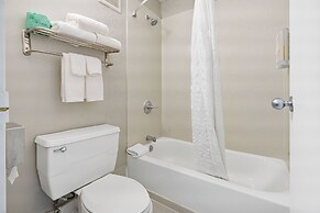 Clarion Pointe Galveston - Beachfront