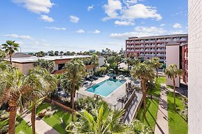Clarion Pointe Galveston - Beachfront