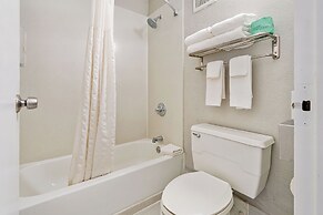 Clarion Pointe Galveston - Beachfront