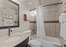 Castle Bamboo Waikīkī Hotel