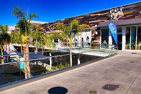 The Waterfront Beach Resort, A Hilton Hotel