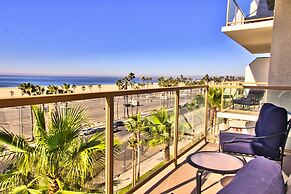 The Waterfront Beach Resort, A Hilton Hotel
