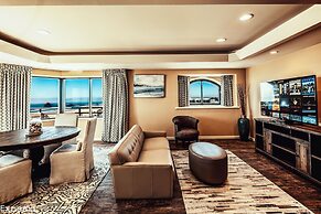 The Waterfront Beach Resort, A Hilton Hotel