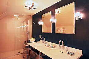 Hotel Roanoke & Conference Ctr, Curio Collection by Hilton