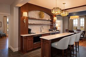 Hotel Roanoke & Conference Ctr, Curio Collection by Hilton