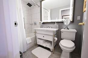 Hotel Roanoke & Conference Ctr, Curio Collection by Hilton