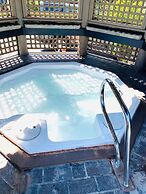 Coachman Inn & Suites