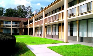 Days Inn & Conf Center by Wyndham Southern Pines Pinehurst