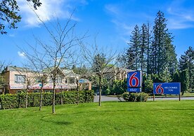 Motel 6 Surrey, BC