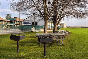 Travelodge by Wyndham Lemoore Near Naval Air Station