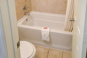 Econo Lodge East