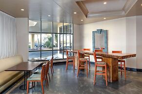 La Quinta Inn & Suites by Wyndham Secaucus Meadowlands