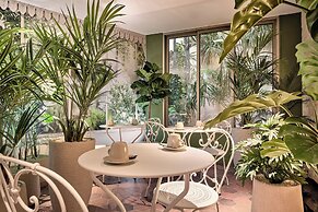 Posy Hotel by Happyculture