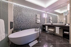 Royal Savoy Hotel & Spa